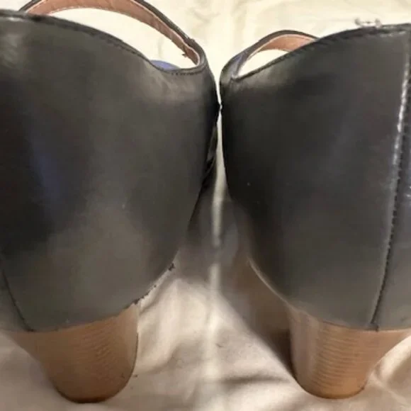 Journee Collection Classic Mary Jane Pumps Grey Heels Size 10M in used condition - Picture 5 of 5